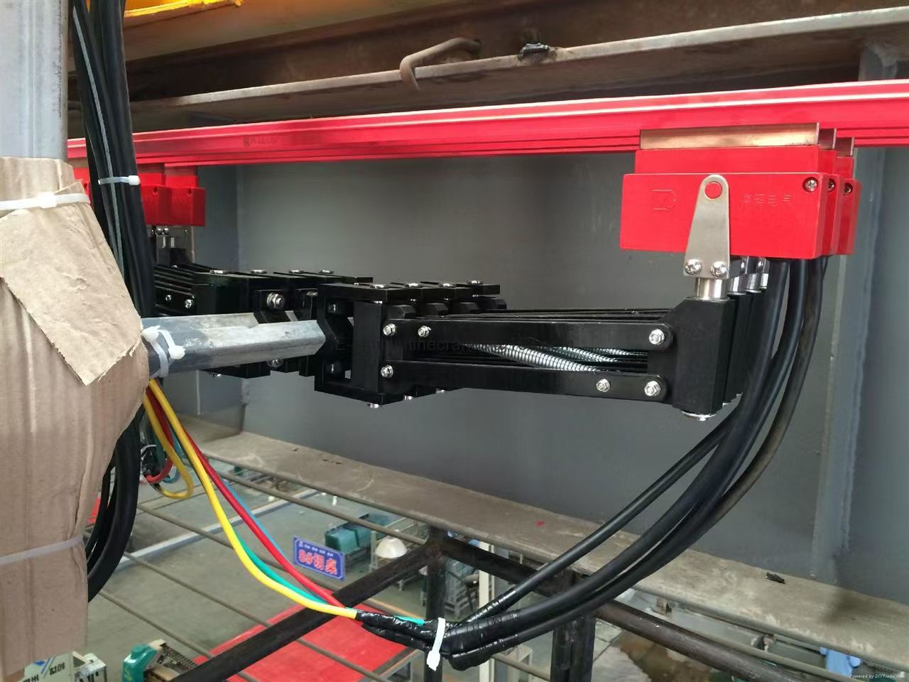 Single-pole busbar collector bracket Single-pole busbar collector bracket